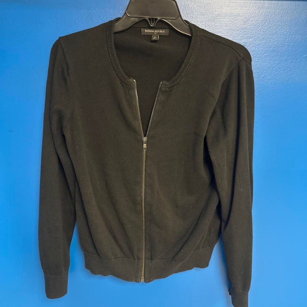Black zip up sweater from Brandy Melville #brandymelville #jumper
